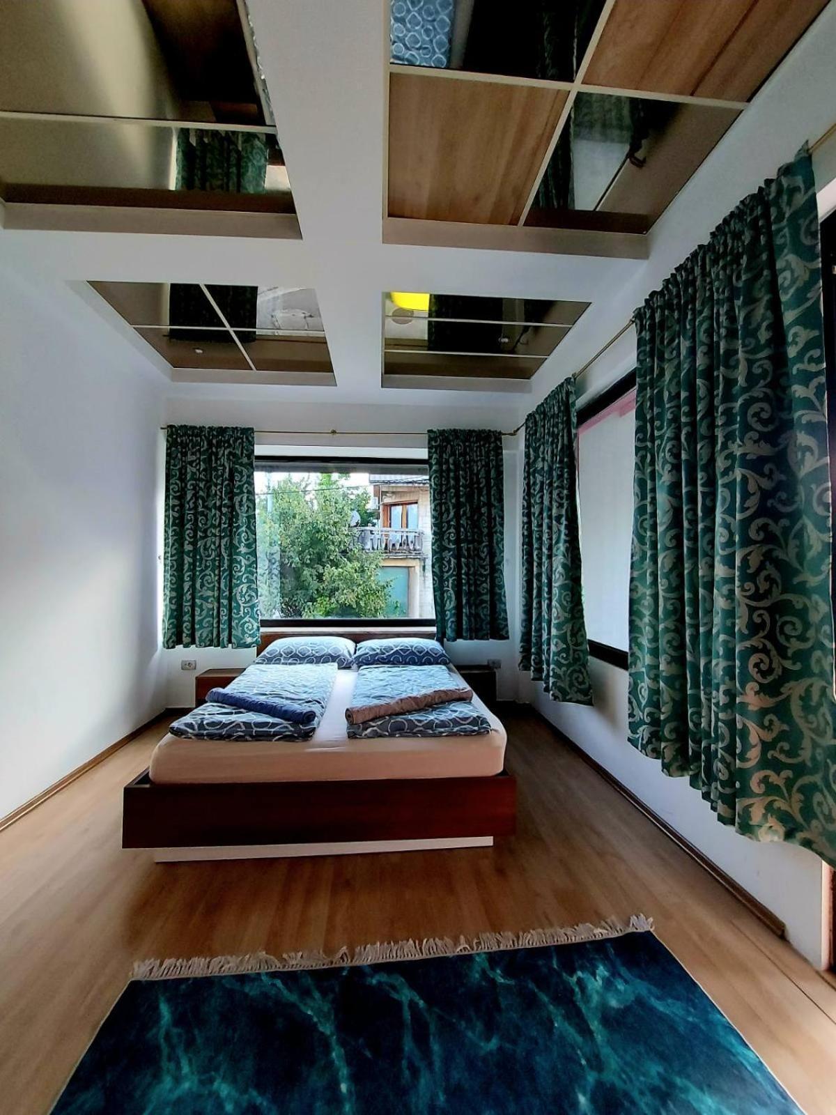 Irish Hotel Бихач Экстерьер фото